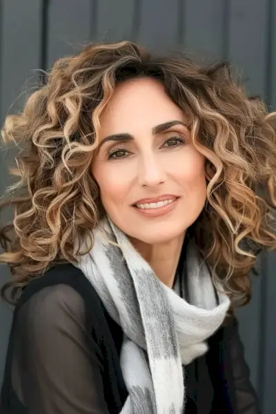 肩までの長さのハイライトカール。