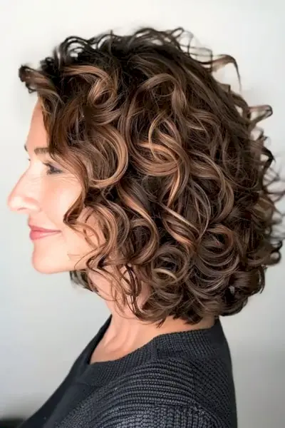 ハイライトを入れたロングカーリーボブ。