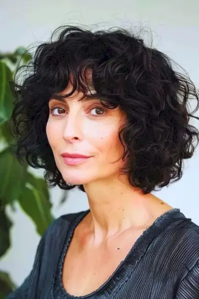 前髪のあるショートカーリーシャグ。