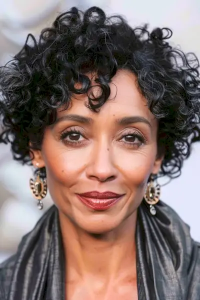 60代女性のためのショートブラックカールカーリーヘアスタイル。