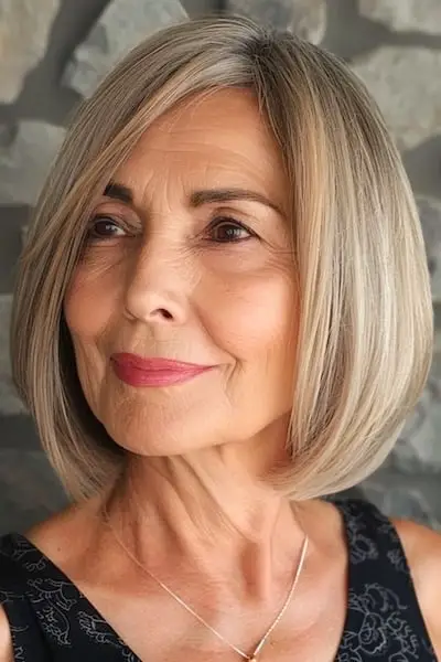 Bob med sidedel frisure til kvinder over 60 med fint hår.