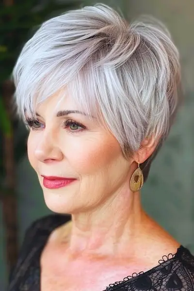 Layered Pixie with Bangs Frisure til kvinder over 60 år med fint hår.