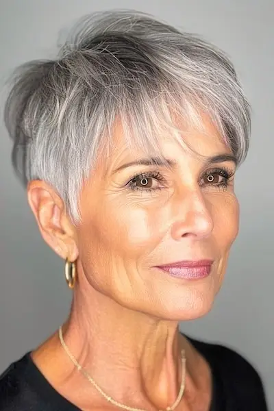 Børstet fremad nissefrisure til kvinder over 60 med fint hår.