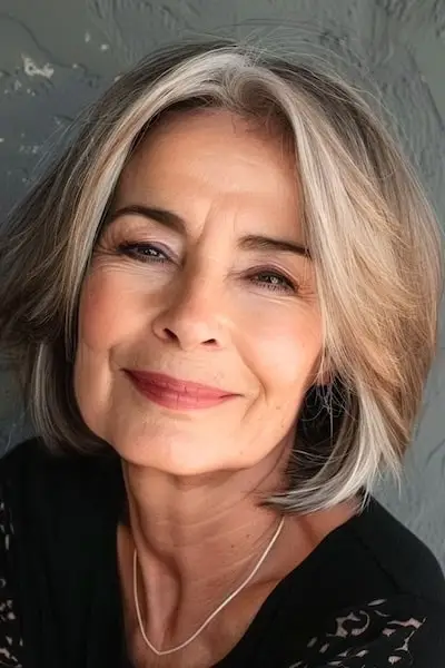 Ansigtsindramning lagdelt Bob-frisure til kvinder over 60 med fint hår.