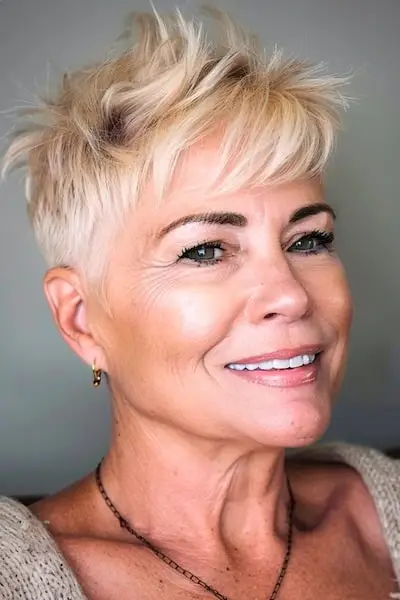 Spiky Pixie med undercut frisure til kvinder over 60 med fint hår.